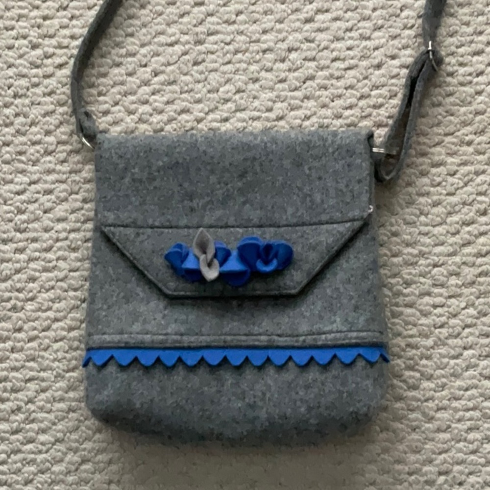 Felt purse with adjustable strap